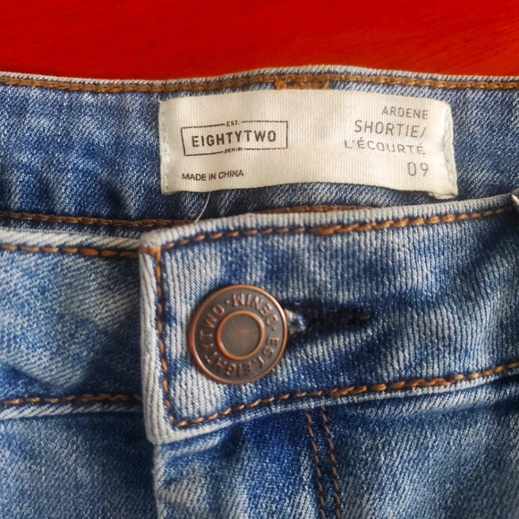 Distressed jean shorts - Picture 2 of 3